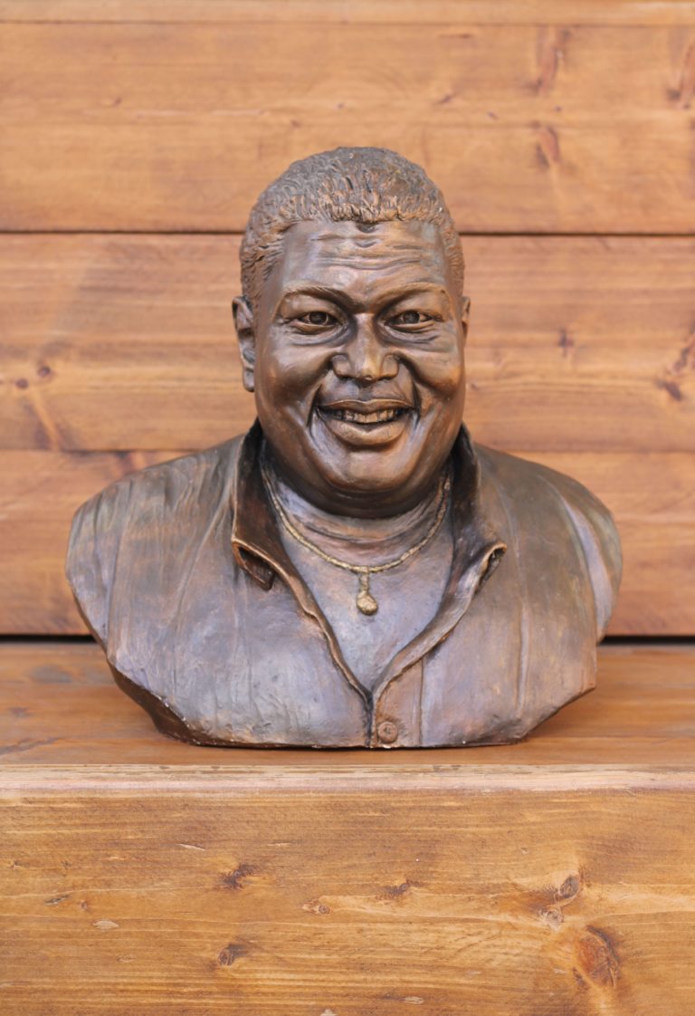 Keramisch beeld Quintis Ristie, door Patrick Mezas, vooraanzicht