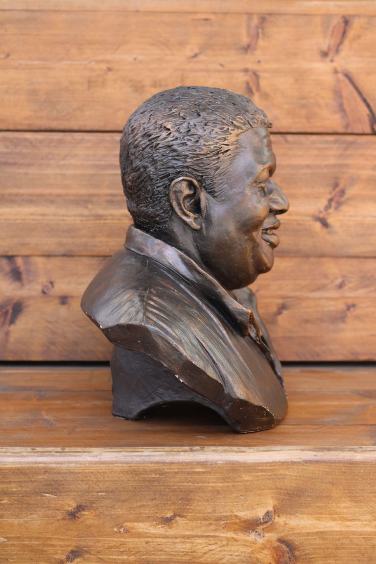 Keramisch beeld Quintis Ristie, door Patrick Mezas, zijaanzicht