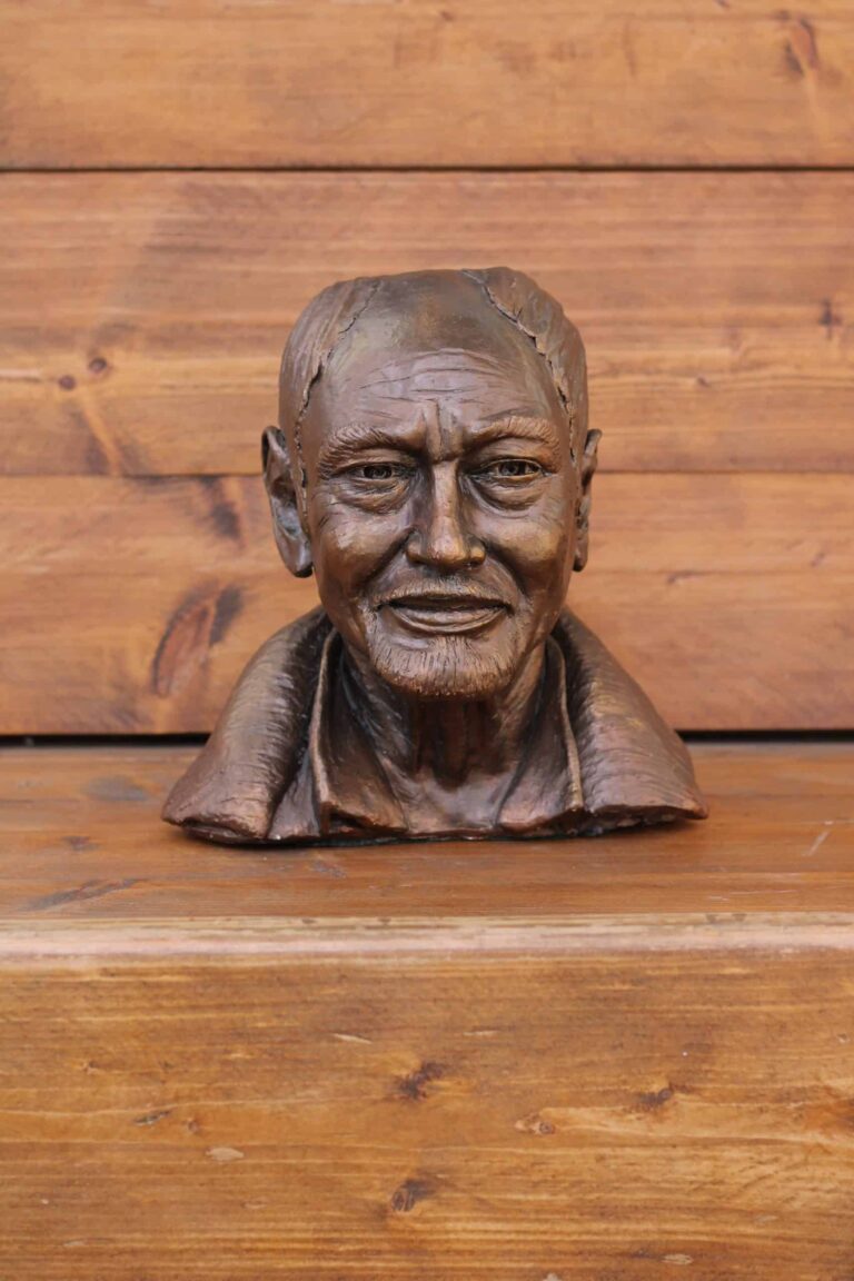 Keramisch portret van Erwin de Vries, gemaakt door Patrick Mezas, voorkant