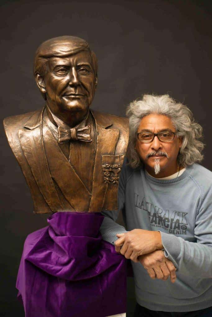 Bronzen beeld van Koning Willem-Alexander met Patrick Mezas