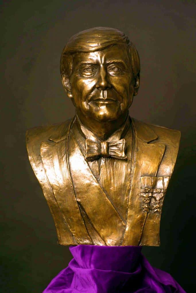Bronzen beeld van Koning Willem-Alexander, vooraanzicht, door Patrick Mezas