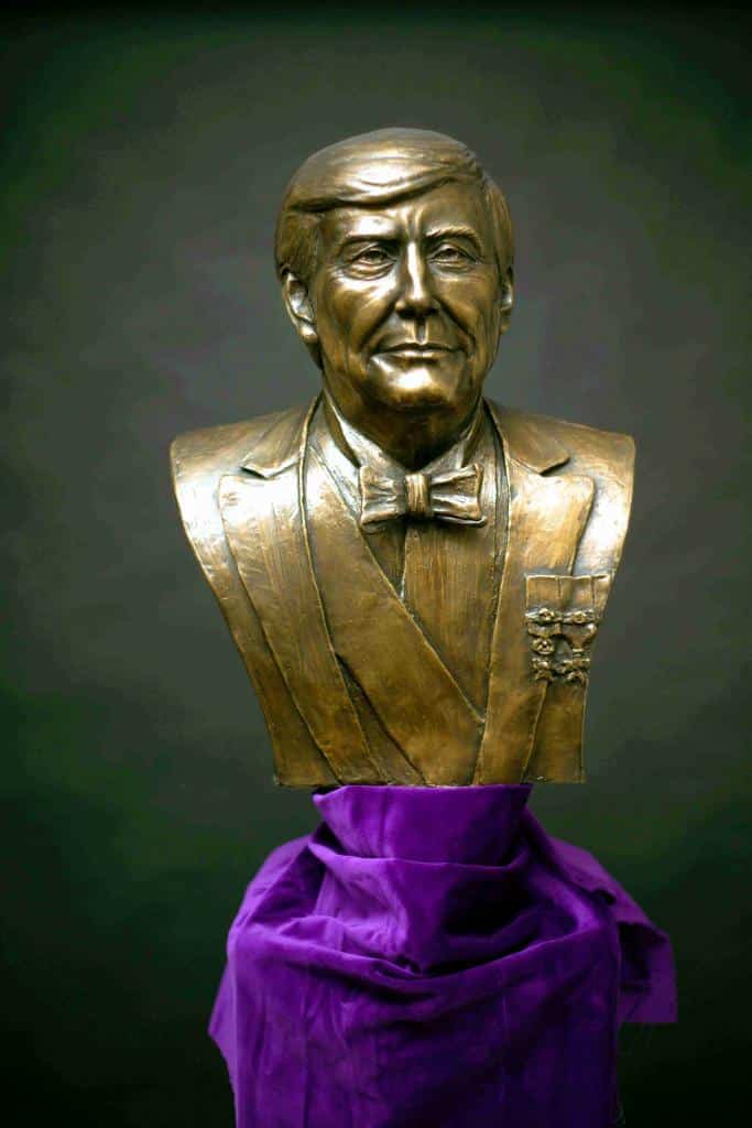 Bronzen beeld van Koning Willem-Alexander, vooraanzicht, door Patrick Mezas