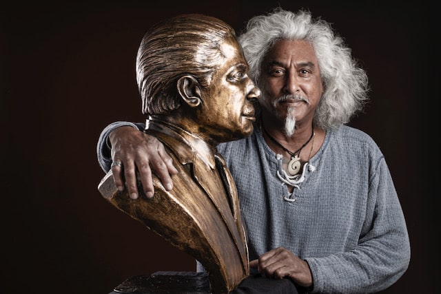 Bronzen beeld “Mungra” van Patrick Mezas, met Mezas