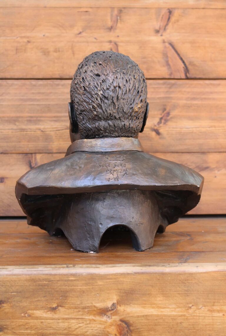 Keramisch beeld Quintis Ristie, door Patrick Mezas, achteraanzicht