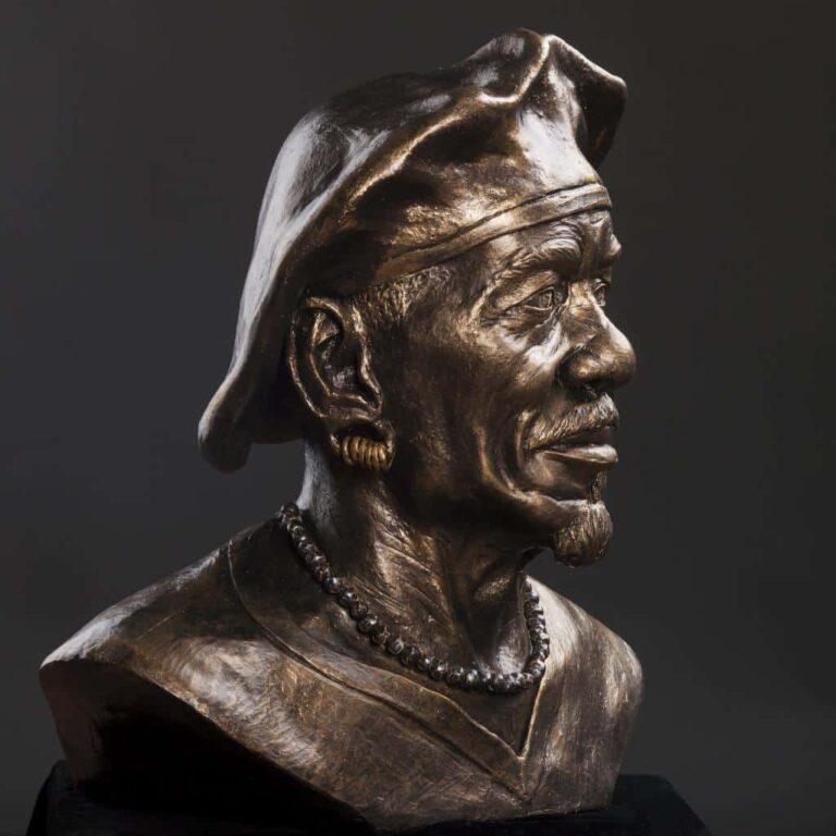 Keramisch portret van Yubi Kirindongo, zijaanzicht