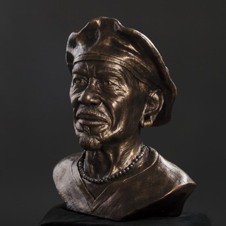 Keramisch portret van Yubi Kirindongo, vooraanzicht zij