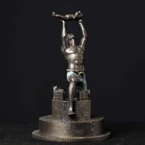 Miniatuur van het Slavernijmonument, voorkant, gemaakt door Patrick Mezas