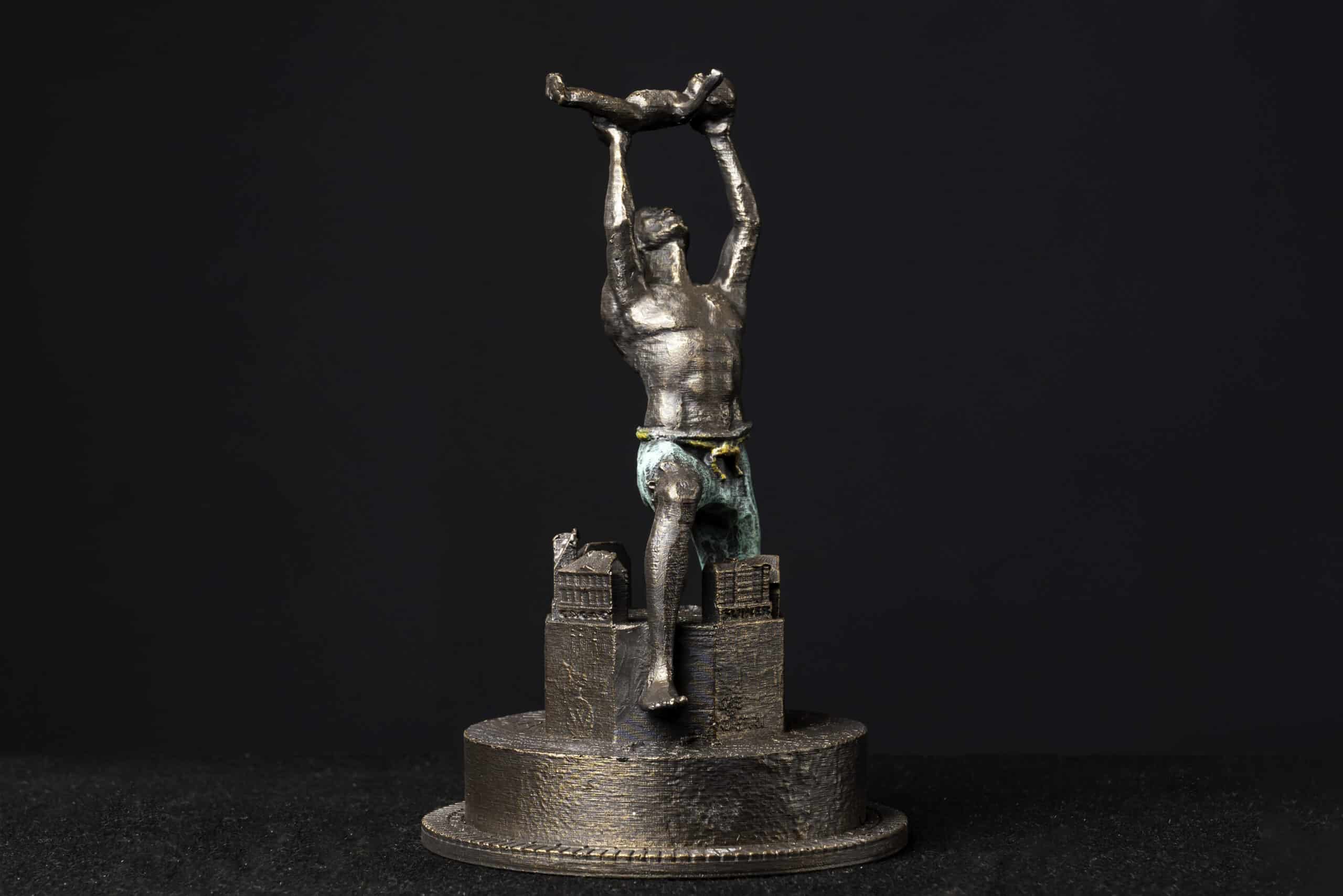 Miniatuur van het Slavernijmonument, voorkant, gemaakt door Patrick Mezas