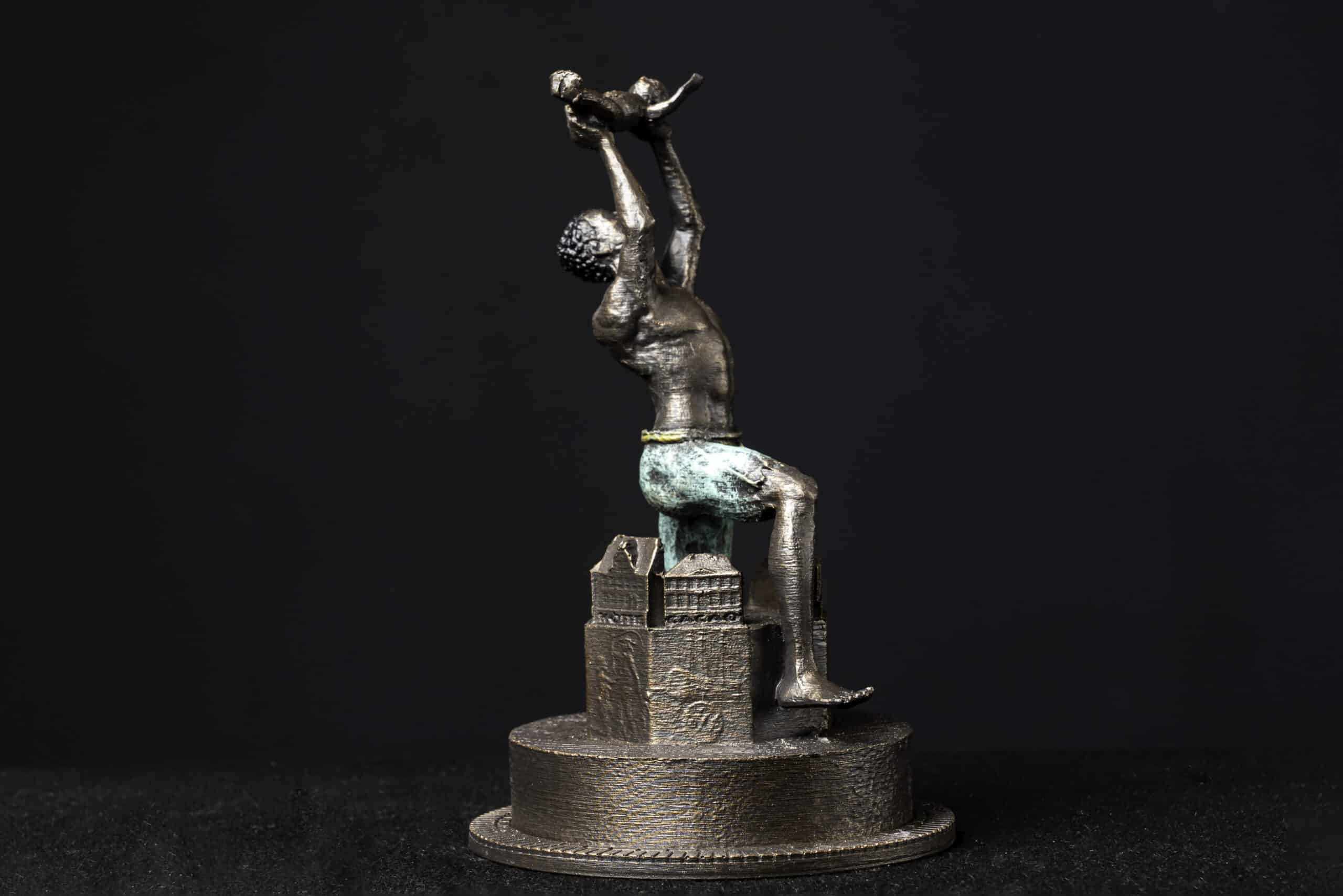 Miniatuur van het Slavernijmonument, zijkant, gemaakt door Patrick Mezas