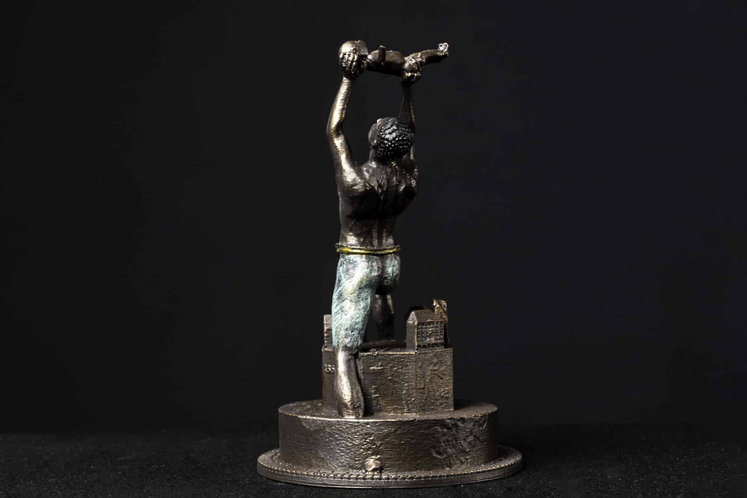 Miniatuur van het Slavernijmonument, achterkant, door Patrick Mezas